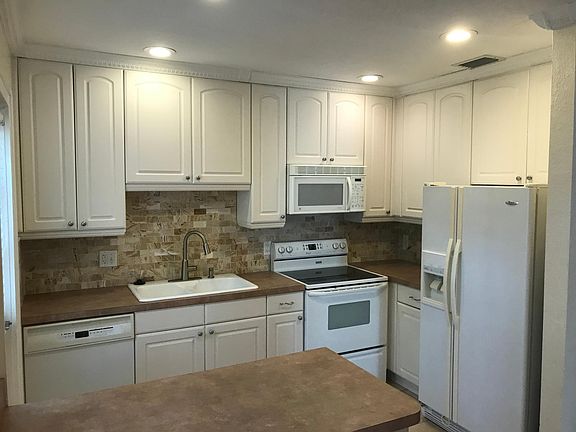Kitch/Kitch island with 42 in high cabinets!