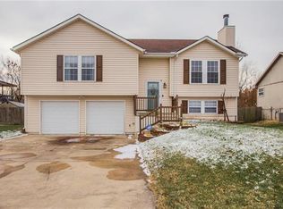 213 E Foxwood Dr, Raymore, MO 64083