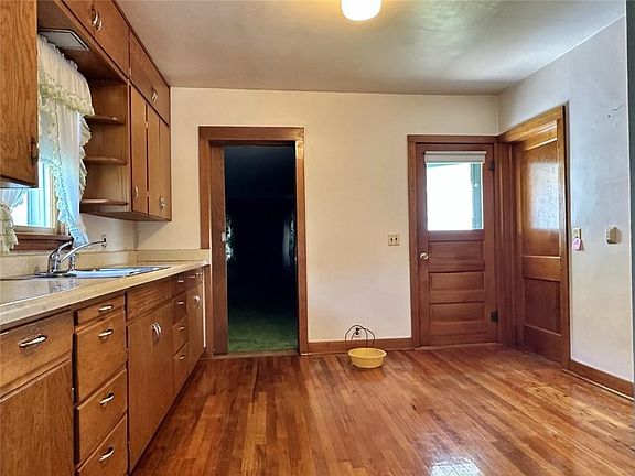 5th image of 844 W 13th St