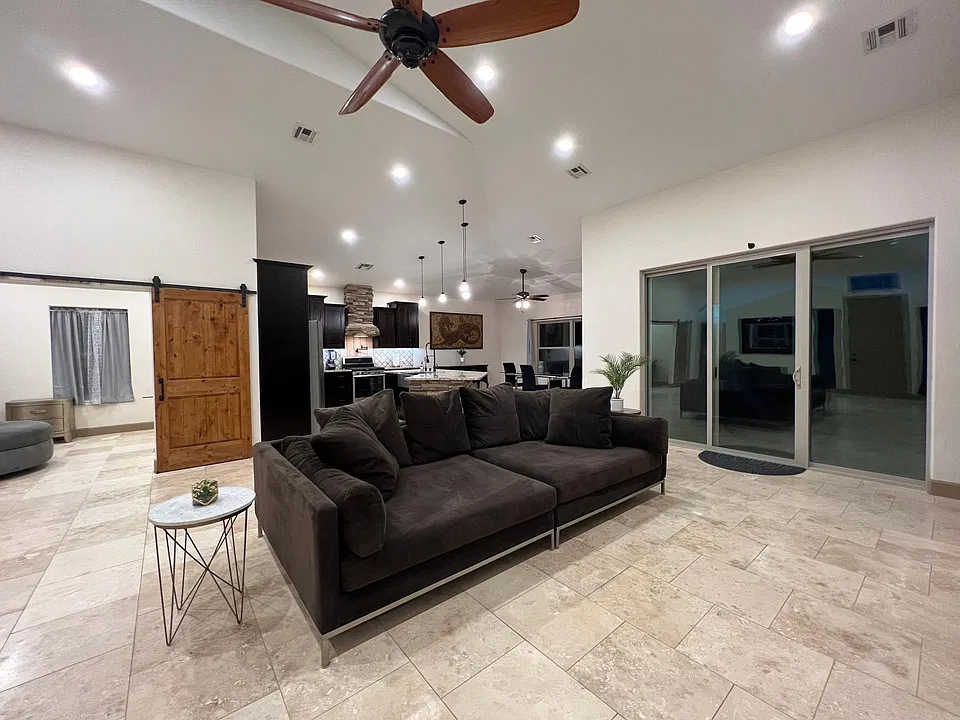 2418 W Bullock Ave