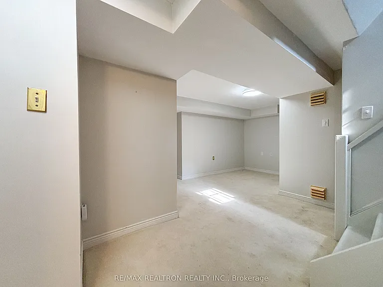7 Rockport Cres — Photo 12
