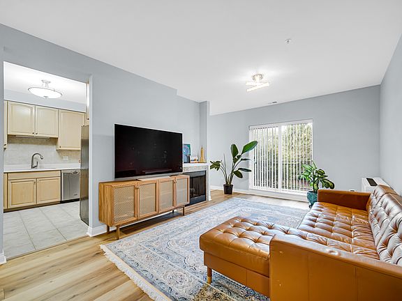 4th image of 20 Trafalgar Sq Unit 210