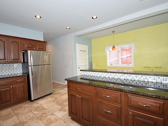 5th image of 2526 N Bartlett Ave