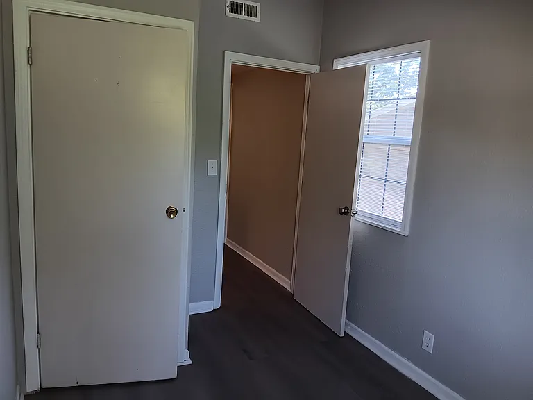 3 bed, 1.5 bath, $895 — Photo 12