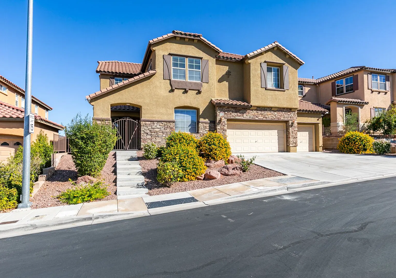 Beautiful Henderson Pool Property — Photo 2