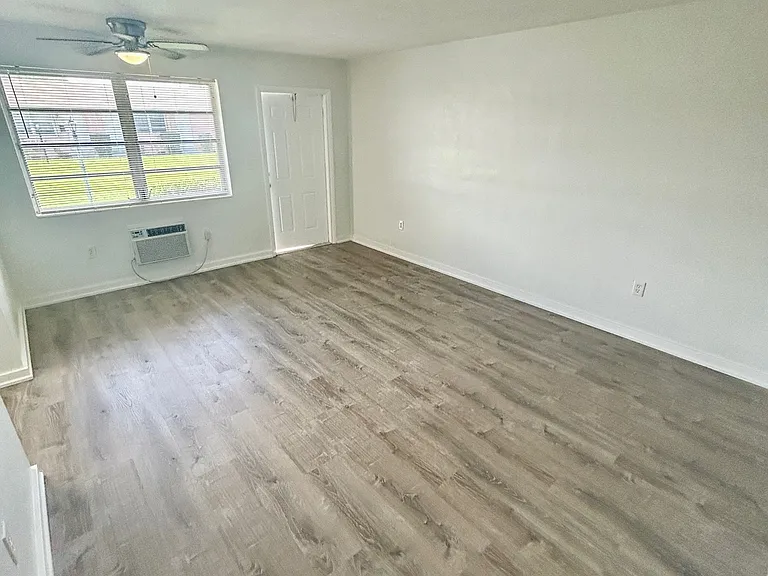7624 Pembroke Rd — Photo 2