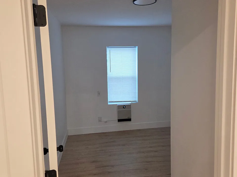 31 Van Zandt St #3
