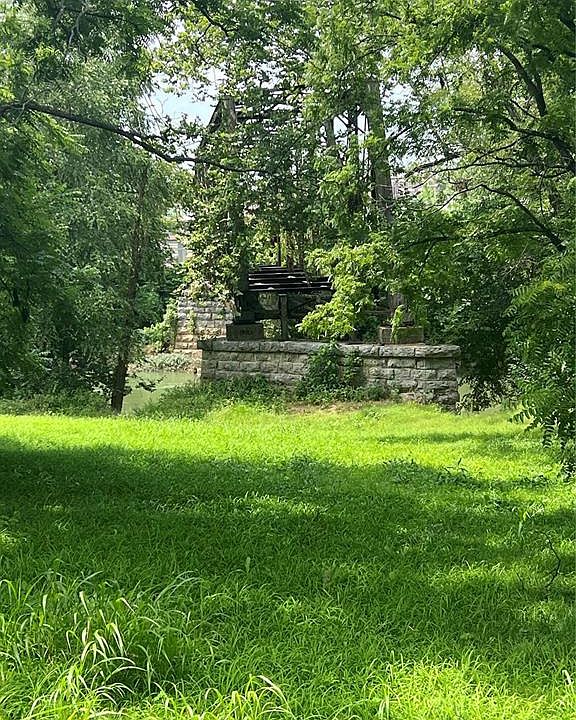 2nd image of 707 N Riverview Dr