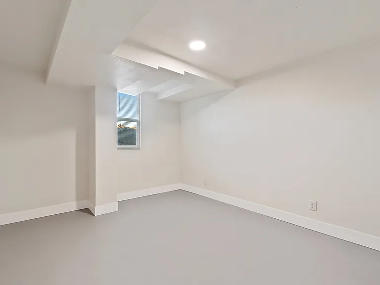 1575 W 7th St — Photo 14