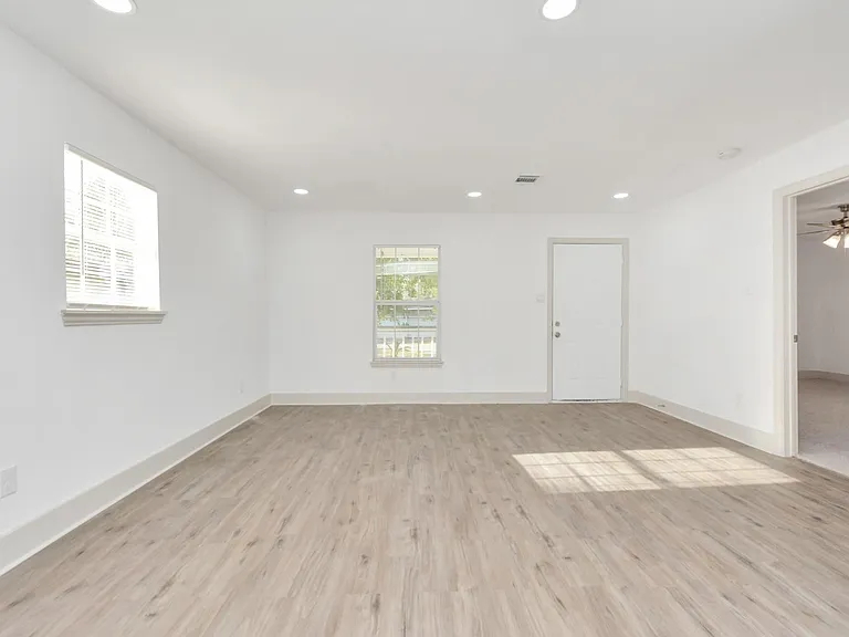 1501 Maiden Ln — Photo 6