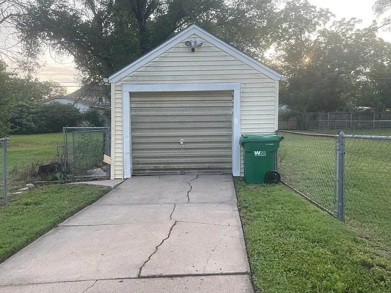 211 N Gordon Ave — Photo 3