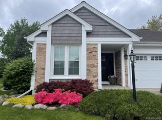 384 Huntington Ct, Rochester Hills, MI 48307