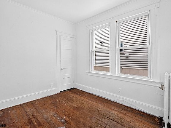 5th image of 590 Walnut St