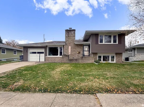 210 Hilltop Ct, Milan, IL 61264