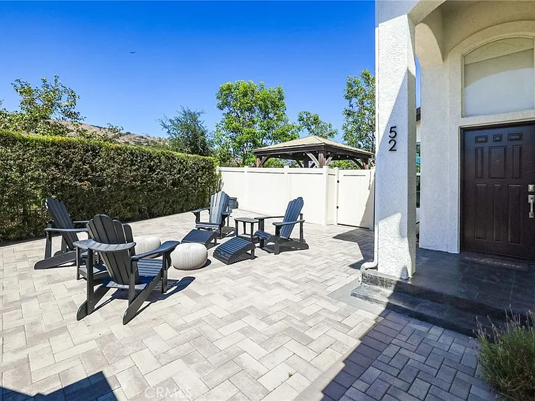 52 Touraine Pl — Photo 2