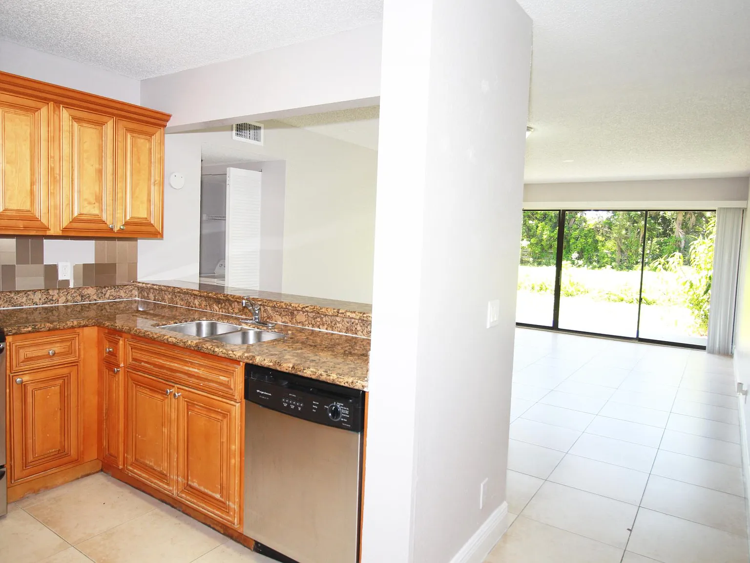 2 bed, 916 sqft, $1,950 — Photo 3