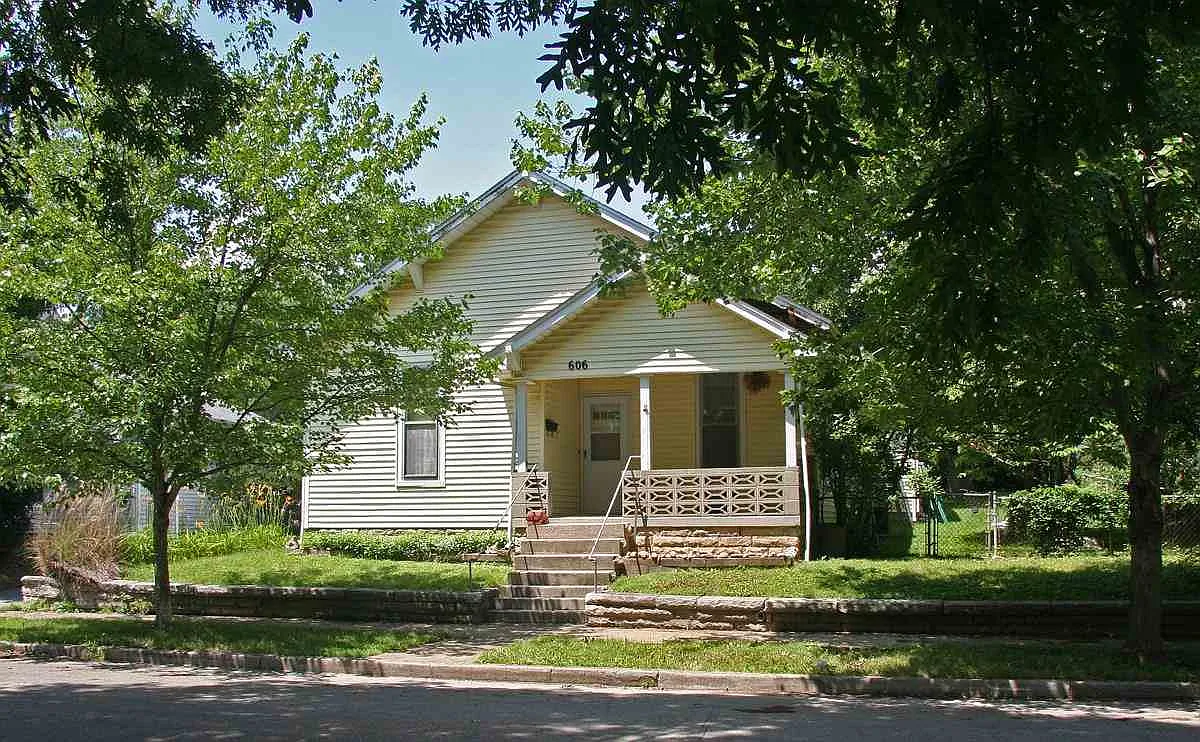 606 W Howe St photo 1