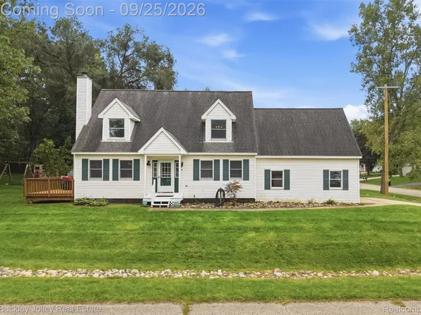 3315 Charlotte Dr, Brighton, MI 48114