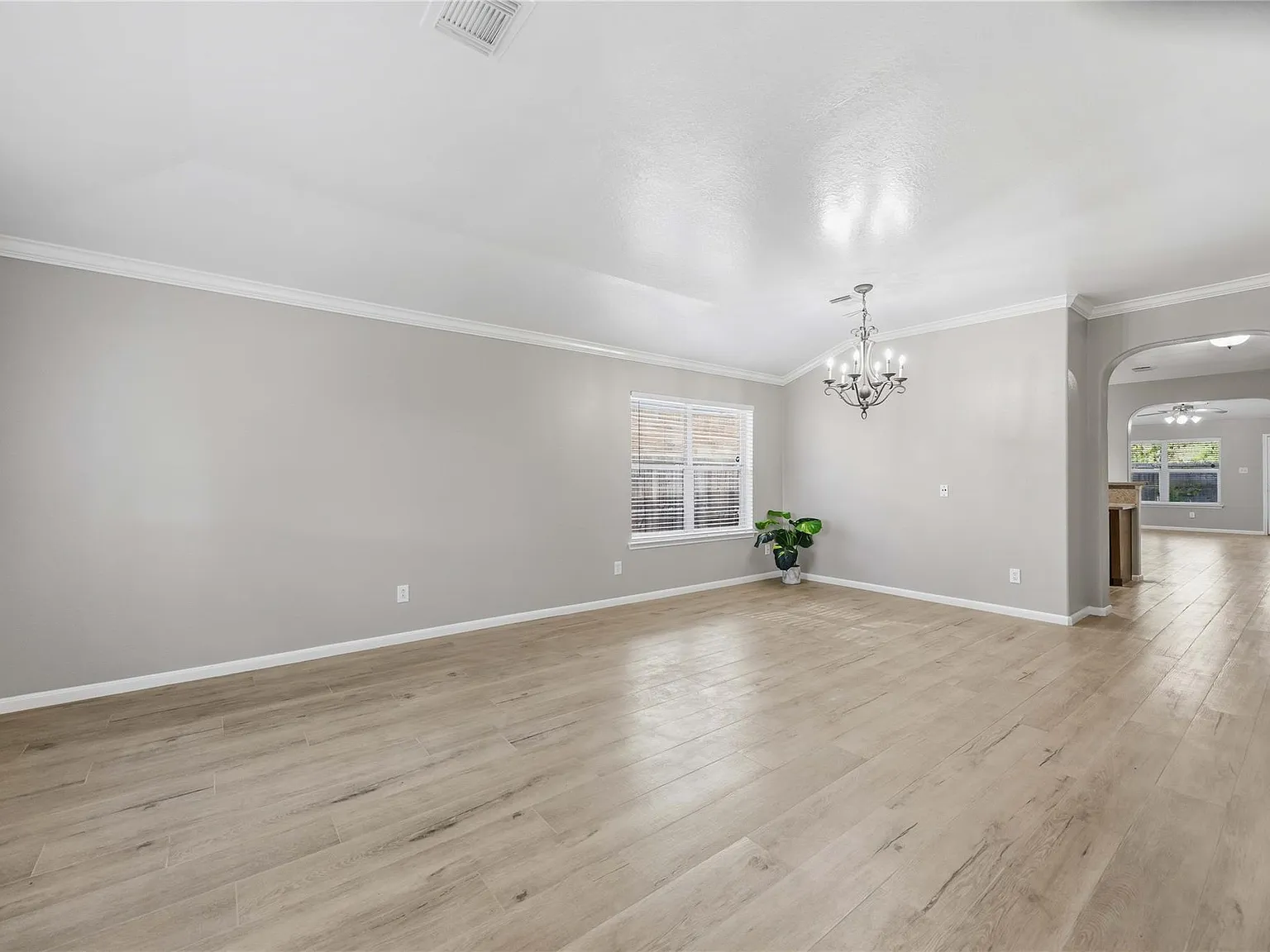 4 bed, 2.0 bath, 2302 sqft, $2,600 — Photo 2