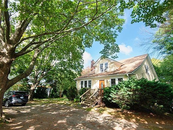 4th image of 556 E Main Rd