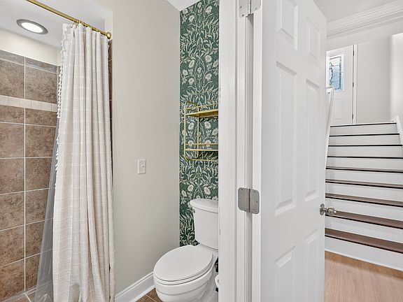 5th image of 131 Carriage Ct