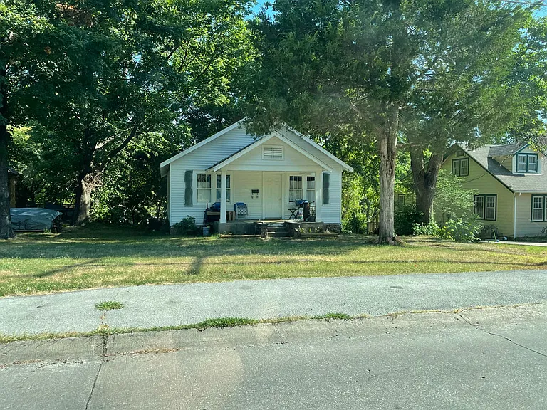 606 W Hill St — Photo 1
