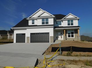 728 Hummingbird Ct, Grafton, WI 53024