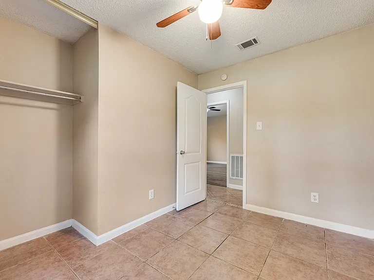7204 Shadow Bend Dr — Photo 10