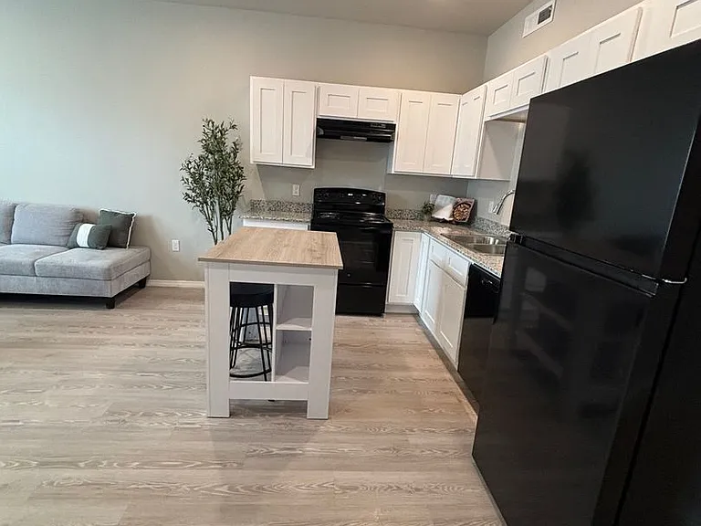 1515 S Macarthur Blvd — Photo 3