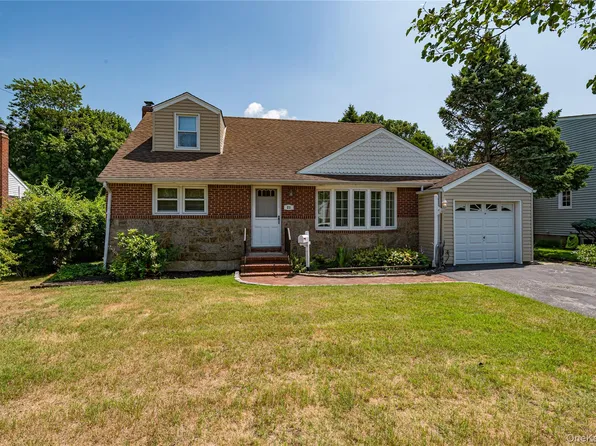 21 Langdon Road, Farmingdale, NY 11735