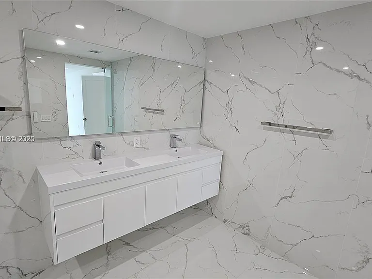 1861 NW North River Dr #11 — Photo 25