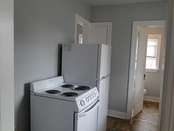 Newer stove & refrigerator