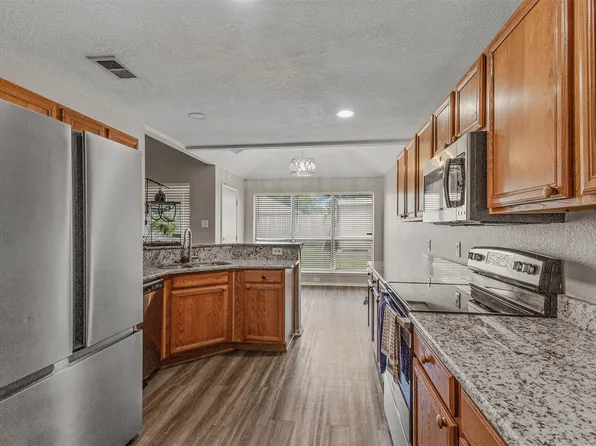 1012 High Crest Dr, Azle, TX 76020