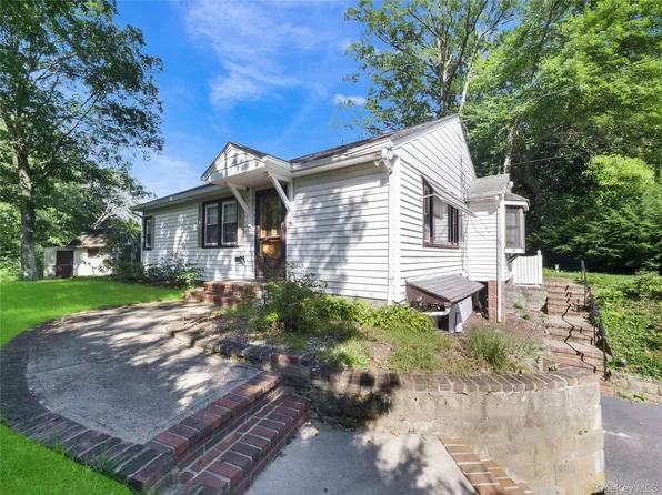 33 Mountain Road, Tuxedo Park, NY 10987