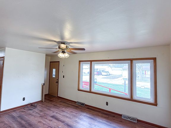 3rd image of 1116 Eastview Dr