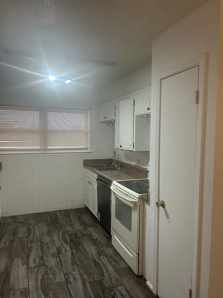 3 bed, 2.0 bath, 1226 sqft, $2,000 — Photo 4