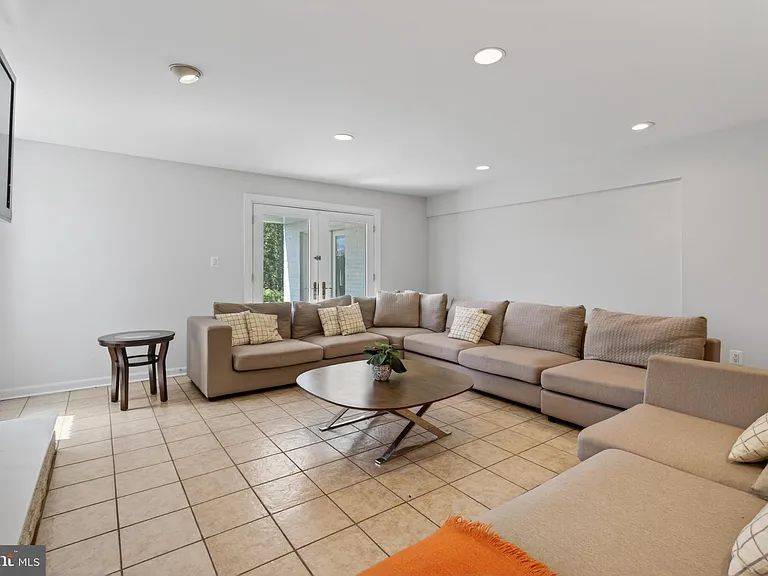 740 Kentland Dr — Photo 10