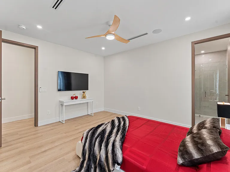 1103 NE 16th Ave — Photo 35