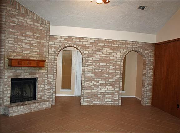 4th image of 1409 Parklink Dr