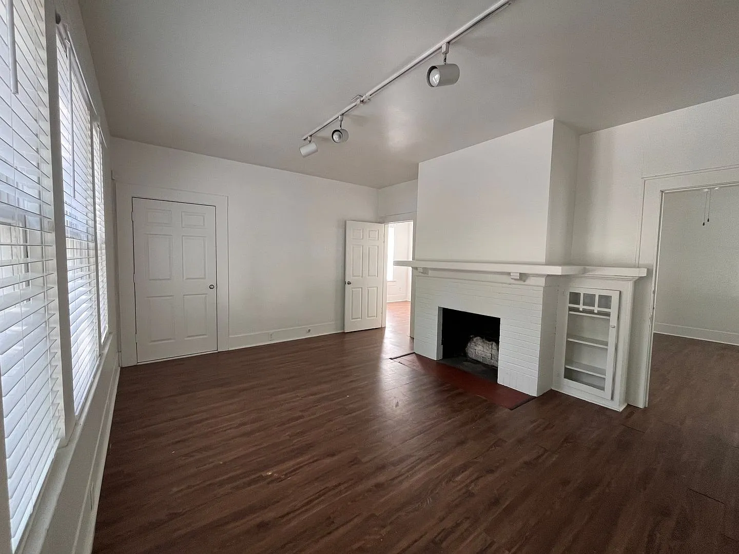 6bed/2bath House next to UT campus w/ parking — Photo 3