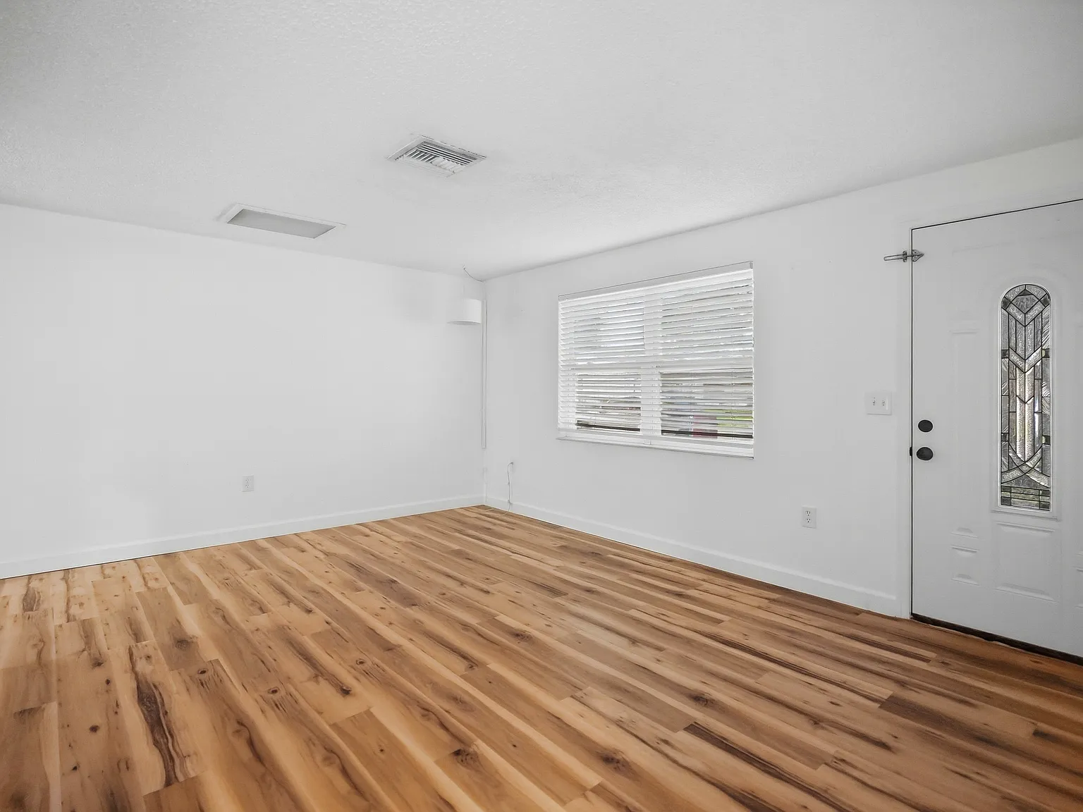 3 bed, 1.5 bath, 1200 sqft, $1,950 — Photo 4