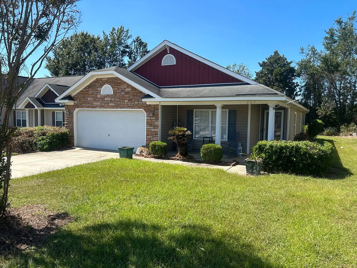 3 Bedroom, 2 Bathroom Home in Southeast Columbia Garage & Off-Street Parking! — Photo 2