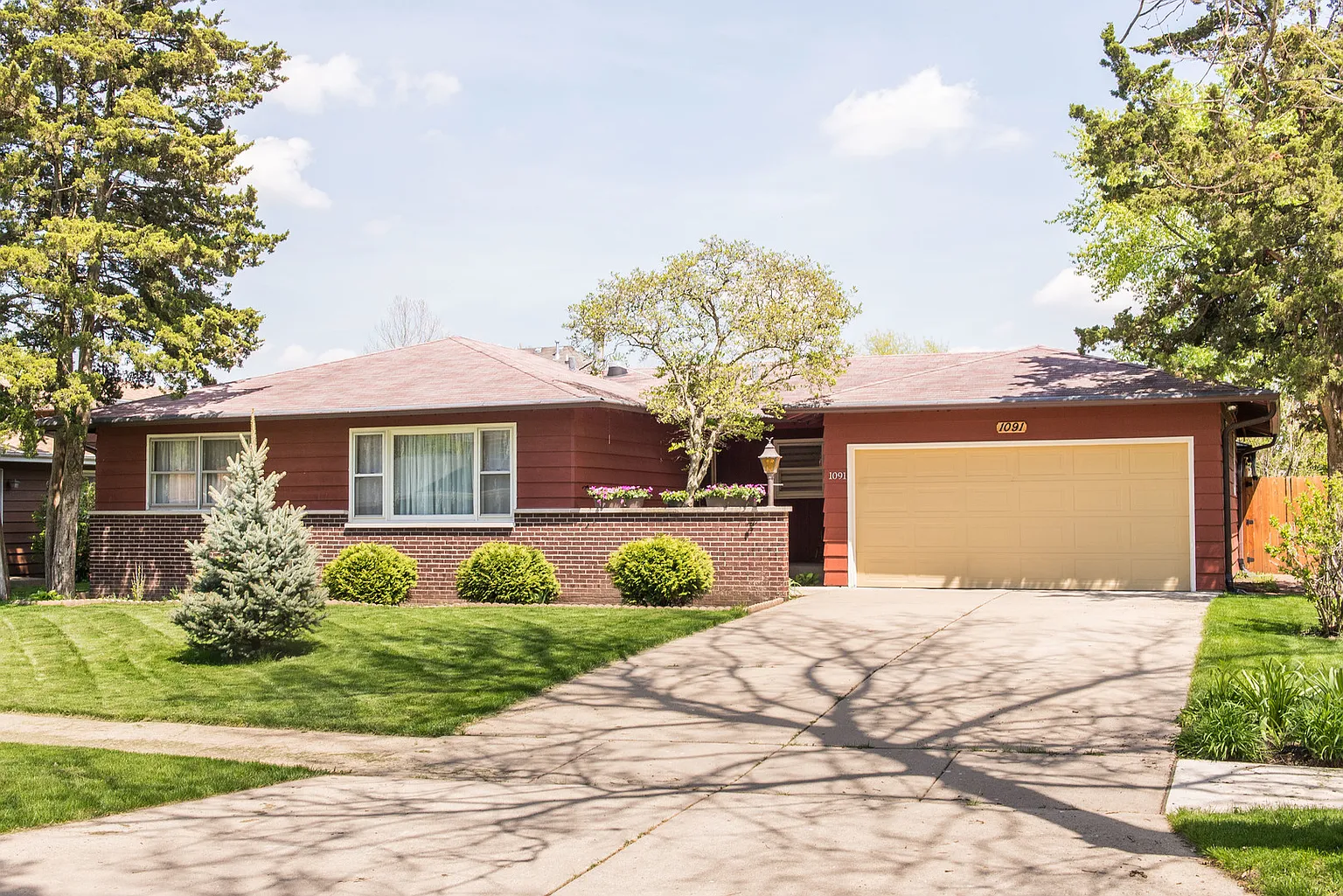 1091 Laurel Dr photo 1