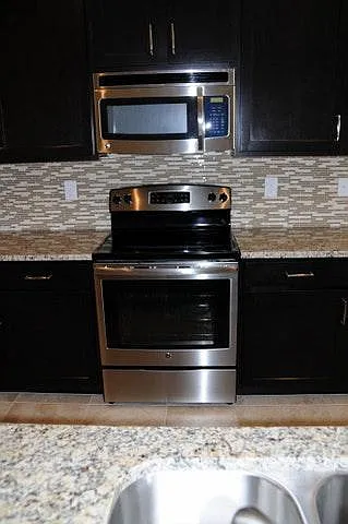3 bed, 1844 sqft, $3,195 — Photo 4