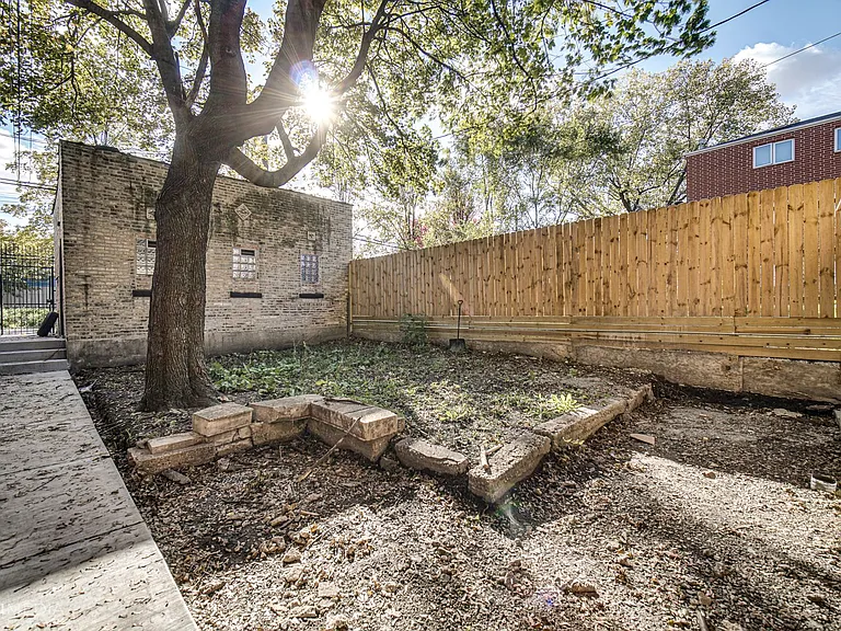 2735 W Polk St — Photo 16