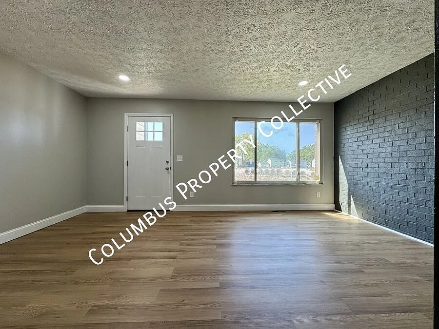 Renovated Townhome | Patio, Balcony, Carport — Photo 1
