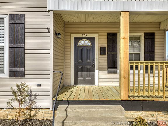 3rd image of 233 W Adams Ave