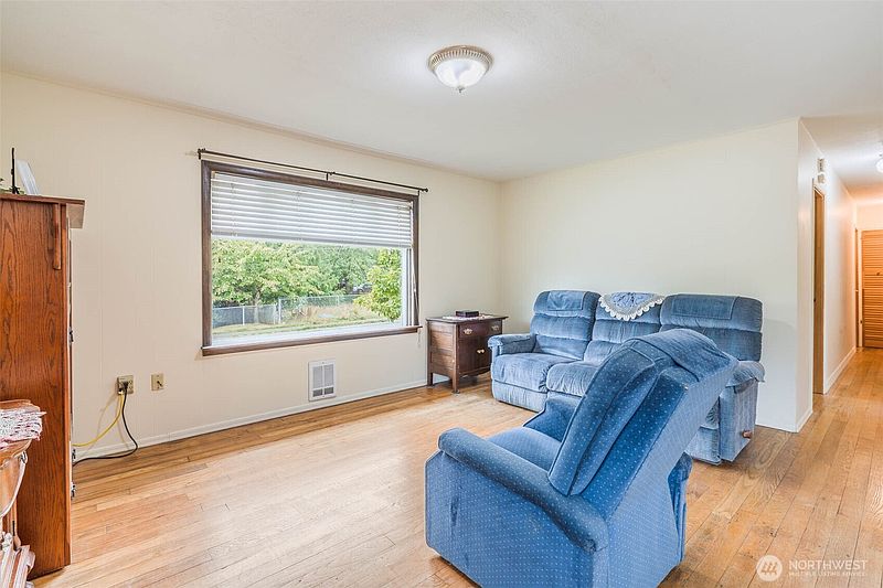 4th image of 2703 Maple Street
