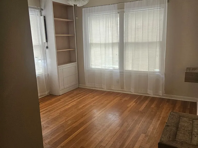 1105 Sycamore St — Photo 3