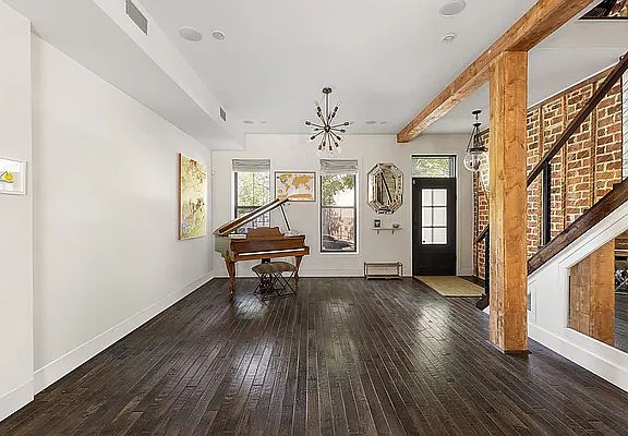 4th image of 1058 Decatur St